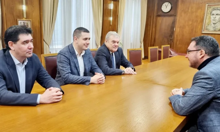 БСП-София проведе среща с вътрешния министър Митов за засилено полицейското присъствие около храмовете - Tribune.bg