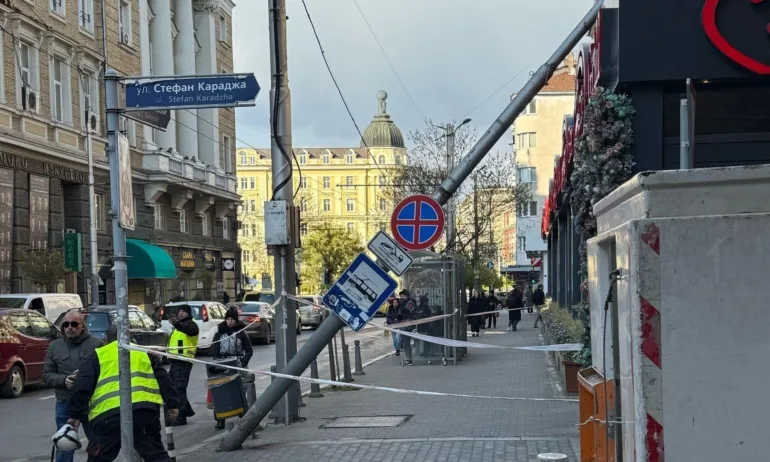 Стълб падна върху заведение в центъра на София - Tribune.bg
