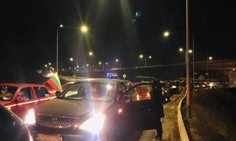 Как 23 деца принудиха хора да спят по спирките? - Tribune.bg