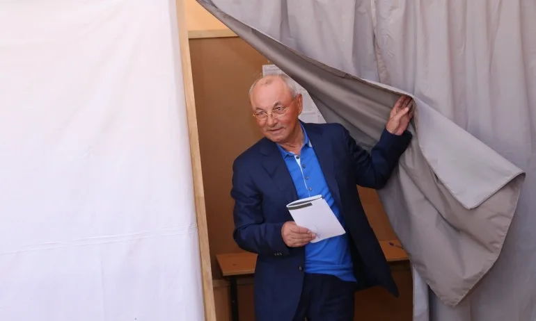 Герои на новото време: Почетният председател - Tribune.bg