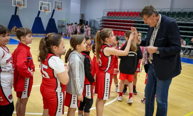 Министър Георги Глушков награди участниците в детски баскетболен турнир - Tribune.bg