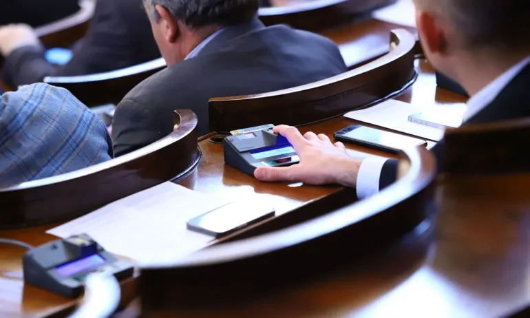 Край на износа на суров нефт и нефтопродукти от Русия - Tribune.bg