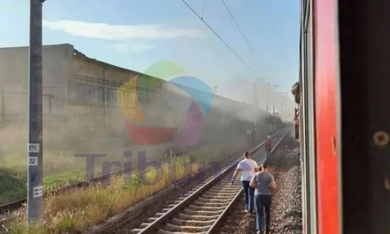 Запали се локомотивът на пътническия влак Ямбол – Бургас (ОБНОВЕНА) - Tribune.bg