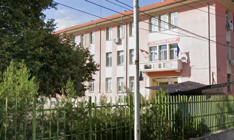 Уволниха директорката на пловдивското училище, в което писаха оценки на починала ученичка - Tribune.bg