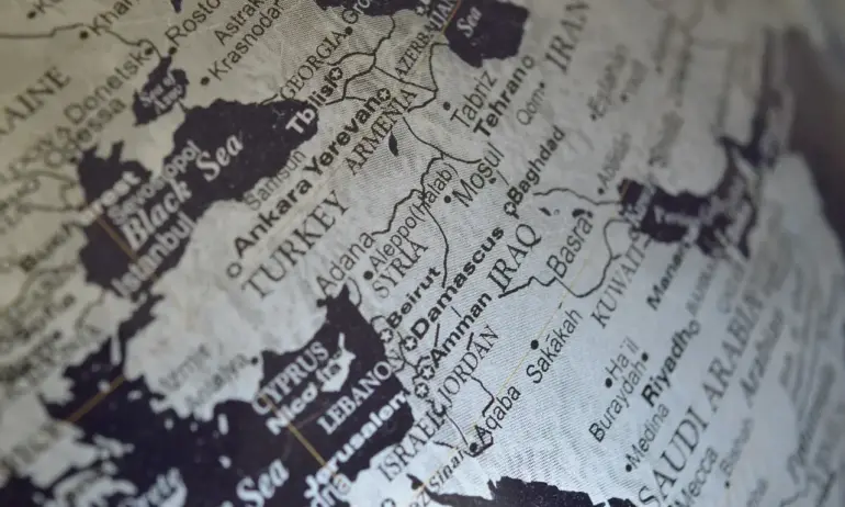 Атакувана е американска въздушна база в Ирак. Има пострадали - Tribune.bg