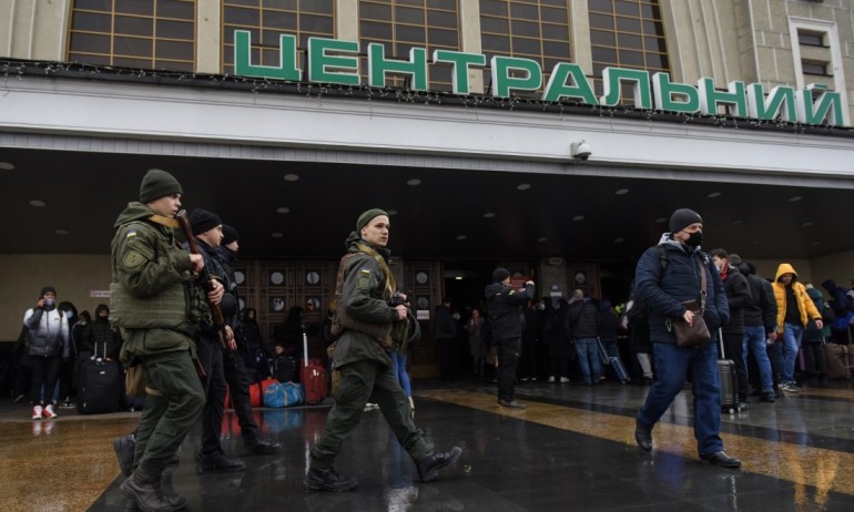 В столицата е въведен и комендантски часВ Киев е обявена