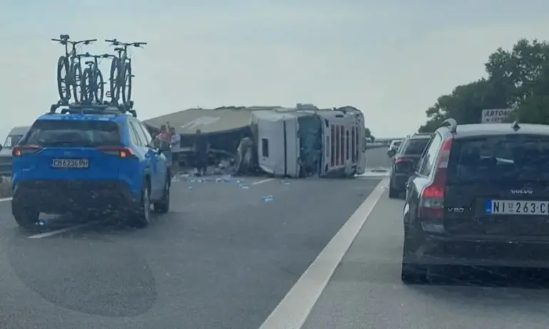 АМ Тракия блокирана в двете посоки: Тир се обърна в разделителната ивица - Tribune.bg