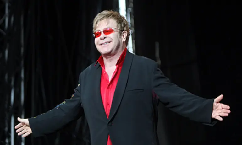 Елтън Джон продава ценни вещи на търг - Tribune.bg