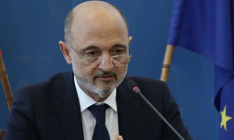 В аптеките липсват 9 медикамента, няма задържане на лекарства по складовете - Tribune.bg