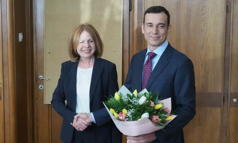 Фандъкова предаде кметския пост на Терзиев. Подари му личната си каска, саксия и химикалка (СНИМКИ) - Tribune.bg