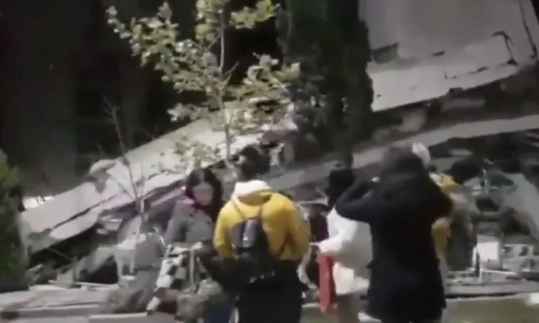 Две деца бяха извадени живи от развалините след труса в Албания - Tribune.bg