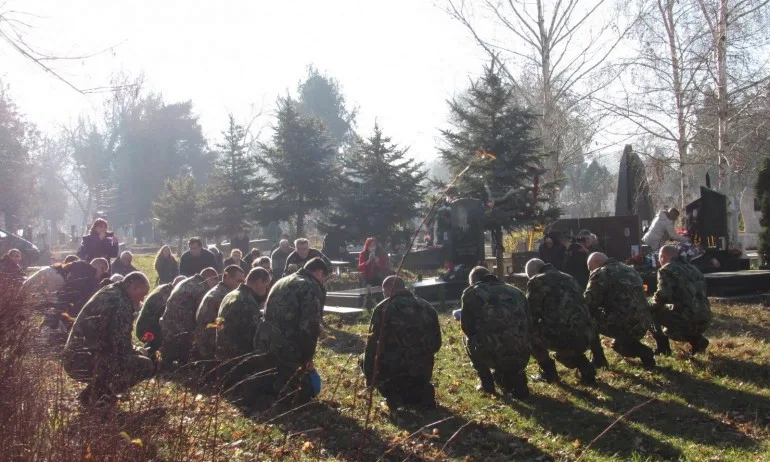 Карлово почете паметта на загиналите при атентата срещу българската база в Кербала през 2003 - Tribune.bg