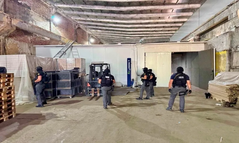 Нелегалната фабрика за цигари в Мизия разполагала с 3 спални, кухня и баня: Работниците са живеели вътре (СНИМКИ) - Tribune.bg