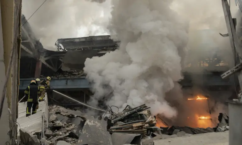 Вълна от ракетни атаки в Украйна с жертви и ранени - Tribune.bg