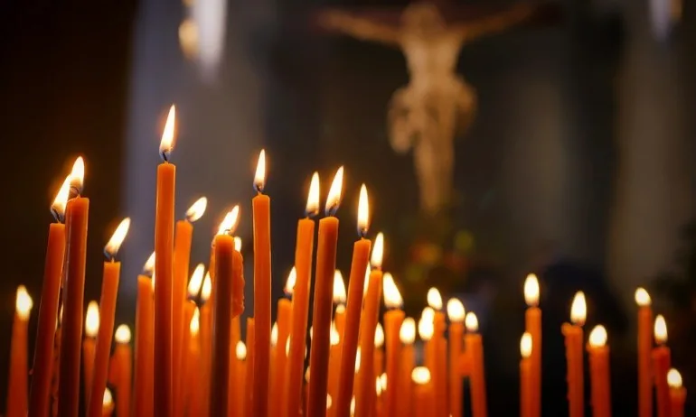 Днес е Архангелова задушница, почитаме паметта на мъртвите - Tribune.bg