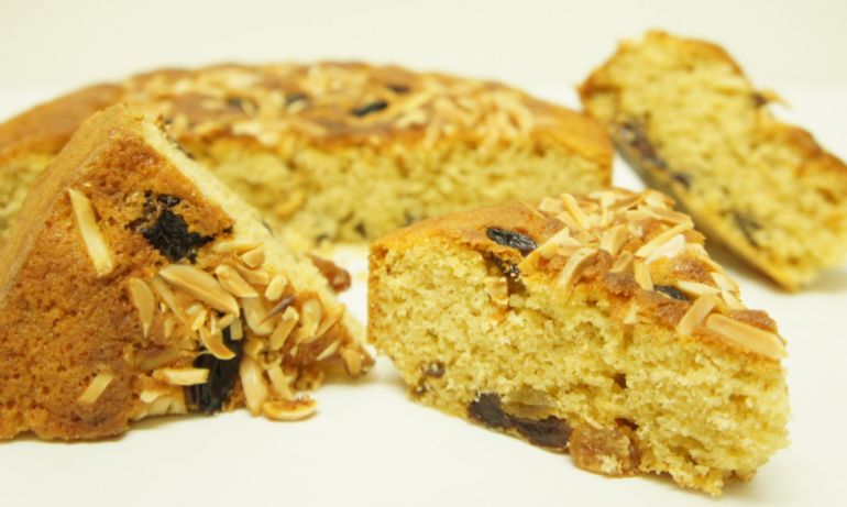 Торта със стафиди и бадеми - Tribune.bg