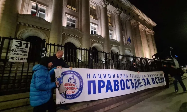 Луди за връзване: Протестиращи продължават с напъните за събиране на стотици хиляди въпреки оправданието ковид - Tribune.bg