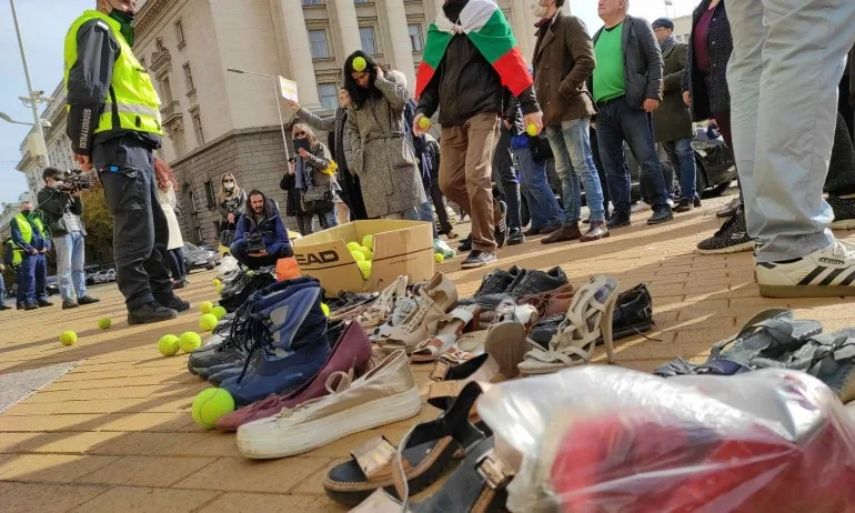 Трио-то наредиха стари обувки пред Министерски съвет, протестират с няколко съмишленици - Tribune.bg