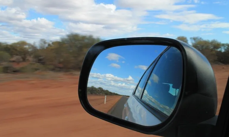 Хлапета пропътуваха 900 км в Австралия с крадена кола - Tribune.bg