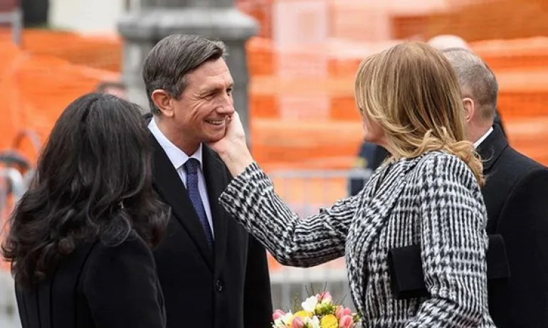 След щедрите ласки на президентшата – вълна от коментари в социалните мрежи - Tribune.bg