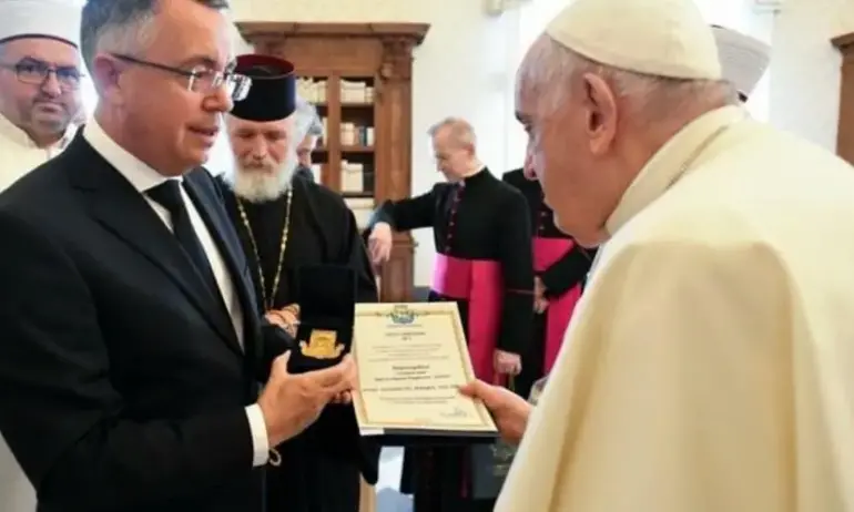 Папап Франциск е получи реплика от сребърния ключ от дарохранителницата на Перперикон - Tribune.bg