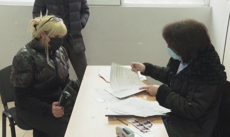 КНСБ иска по-бърза обработка на документите по настаняване на бежанци - Tribune.bg