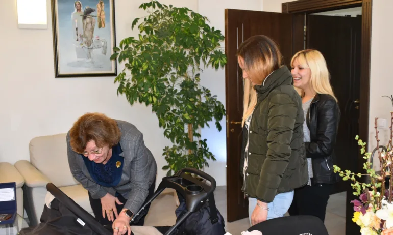 Преди Благовещение кметът на Ловеч се срещна с млади майки - Tribune.bg