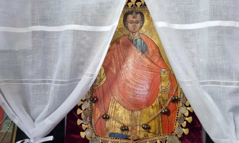 Великденско чудо: Потече миро от икона на Св. Пантелеймон