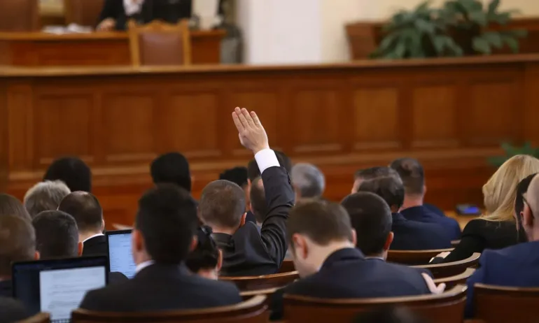Депутатите обсъждат увеличението на минималната работна заплата - Tribune.bg