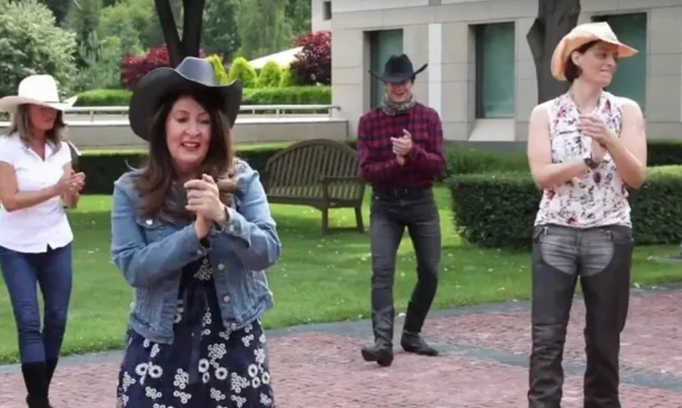 Херо Мустафа поздрави американците с танц за 4 юли (ВИДЕО) - Tribune.bg