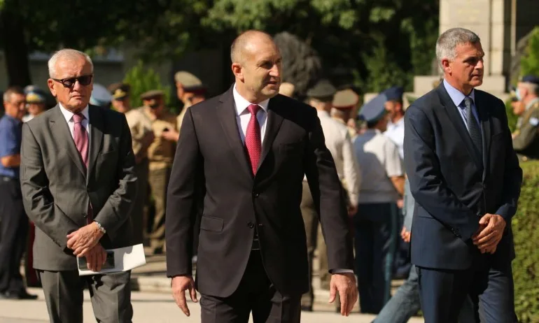 Освен готов кабинет: Радев обяви че има и готова Конституция - Tribune.bg