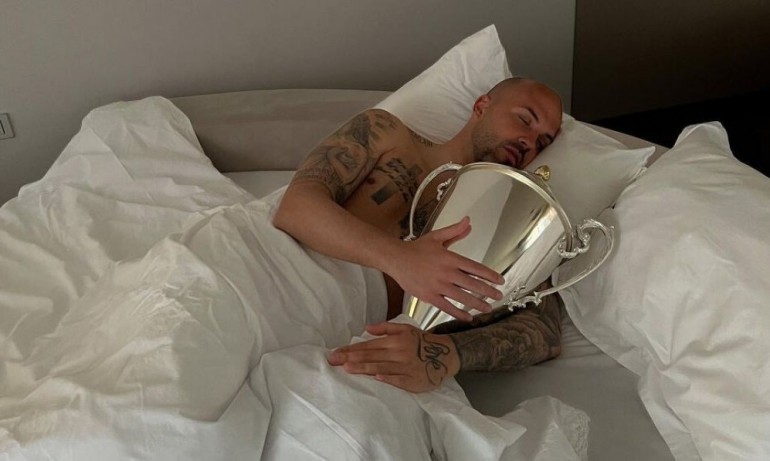 Ники Михайлов се гушка цяла нощ с Купата на България - Tribune.bg