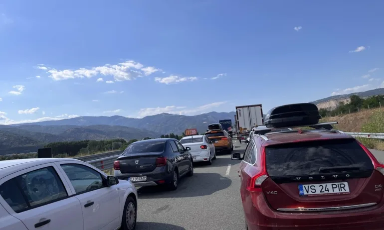 Задръстване край Кресна – АПИ въвежда реверсивно движение и нова светофарна организация - Tribune.bg