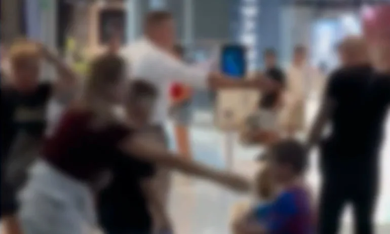 Екшън в мола: Жени се биха пред деца - Tribune.bg