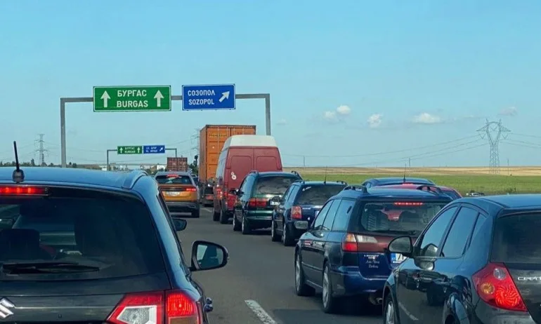 Петък вечер: протестиращи затварят пътя към морето - Tribune.bg