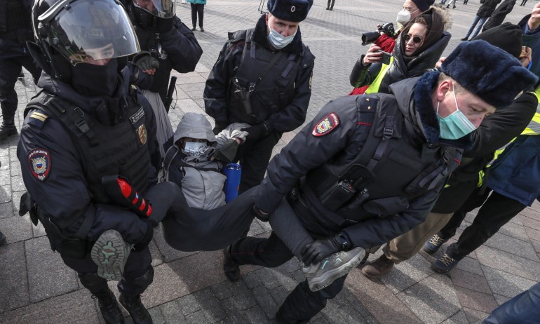 За вчера: Кремъл арестува 4700 души, протестирали срещу войната - Tribune.bg