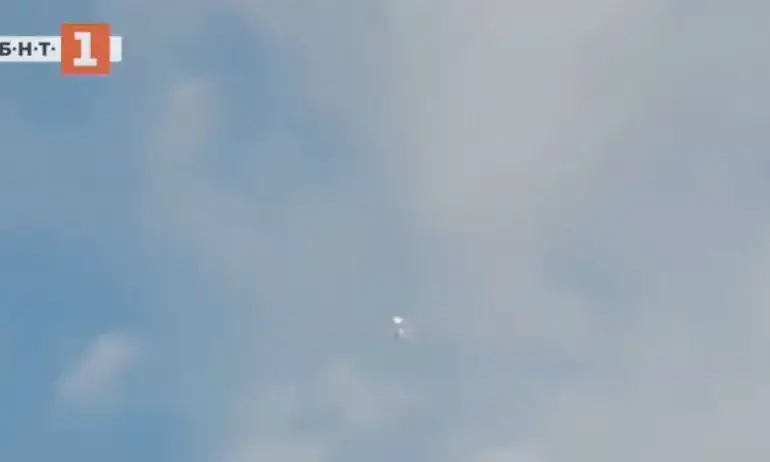 Инджев: На кадрите се вижда устременият с носа надолу към земята учебен самолет и проблясък (взрив?) - Tribune.bg