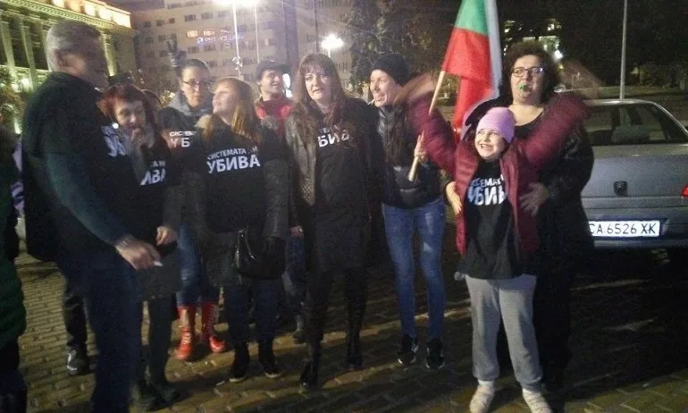 Оставката на Симеонов – приета, исканията – изпълнени... Но няколко майки остават на палатка - Tribune.bg