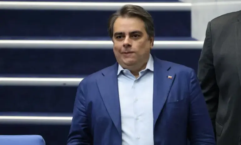 МФ към Асен Василев: Категорична манипулация, няма да бъде купуван нов правителствен самолет - Tribune.bg