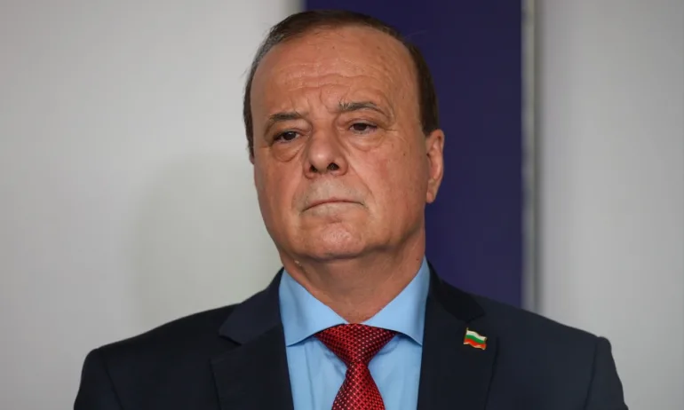 По идея на Тенчо Тенев: Бойко Рашков разписал поръчка за 420 000 лв. за икони и балони - Tribune.bg