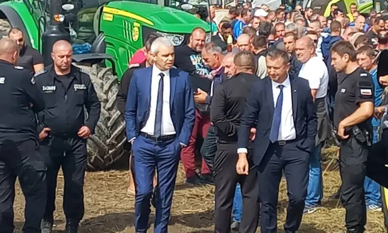 Лидерът на “Възраждане Костадин Костадинов отиде при земеделските производители, които