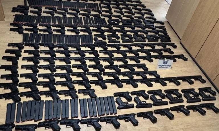 Задържаха турски гражданин за контрабандно пренасяне на 198 огнестрелни пистолета и 120 пълнителя за патрони - Tribune.bg