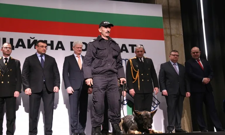 Полицай на годината 2019: Бисер Чаушев и немската му овчарка Хас спряха 456 нелегални мигранти - Tribune.bg