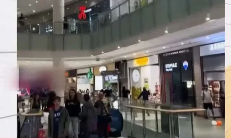 Агресия срещу беззащитни деца в мола, младежи в черни анцузи нападат момичета - Tribune.bg