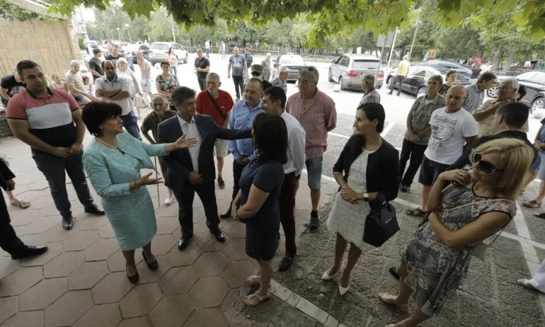 Караянчева: Единение не се постига с вдигат юмрук - Tribune.bg