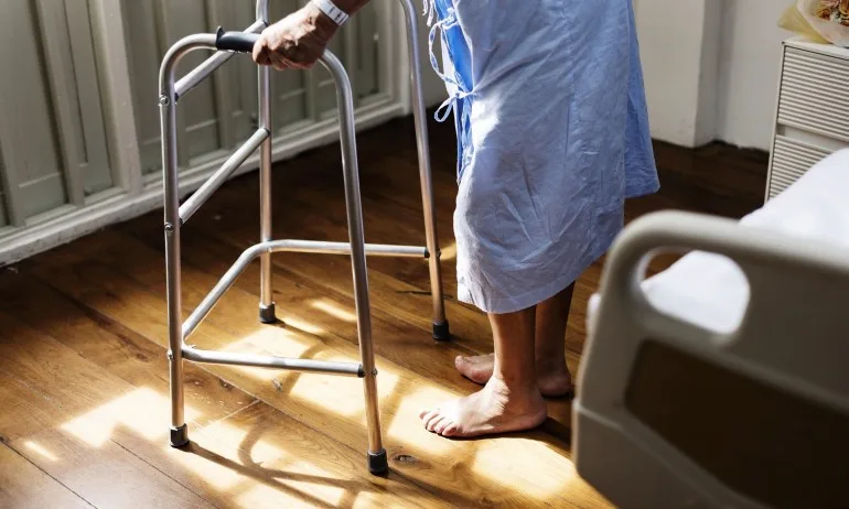 Заради 200 лв. - дядо е в болница след тежък побой - Tribune.bg