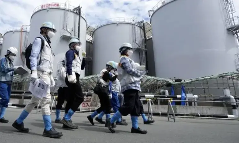 Четирима работници в авариралата ядрена централа Фукушима“ са били напръскани