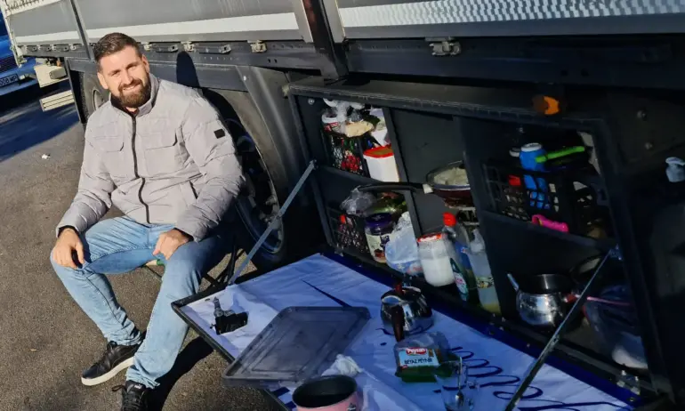 Евродепутатът Андрей Новаков с празнична трапеза по пътищата - Tribune.bg