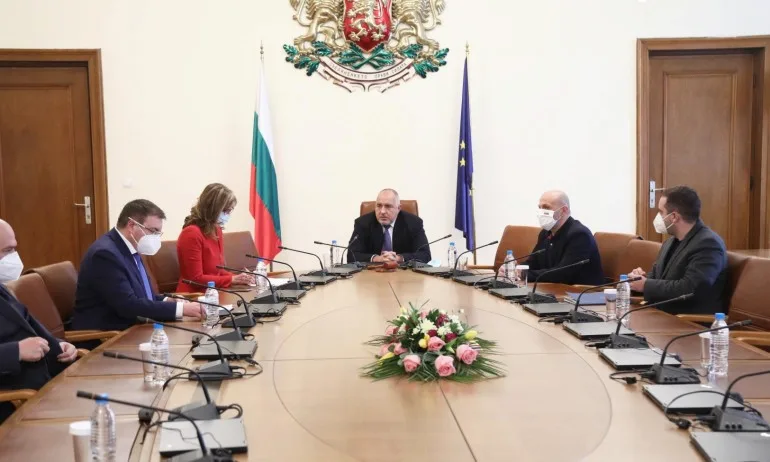 Имунизират всички участници в изборния процес в третата фаза на ваксинационния план - Tribune.bg