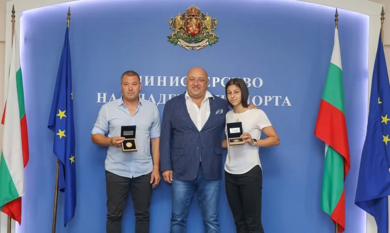 Министър Кралев награди европейската вицешампионка в тройния скок Александра Начева - Tribune.bg